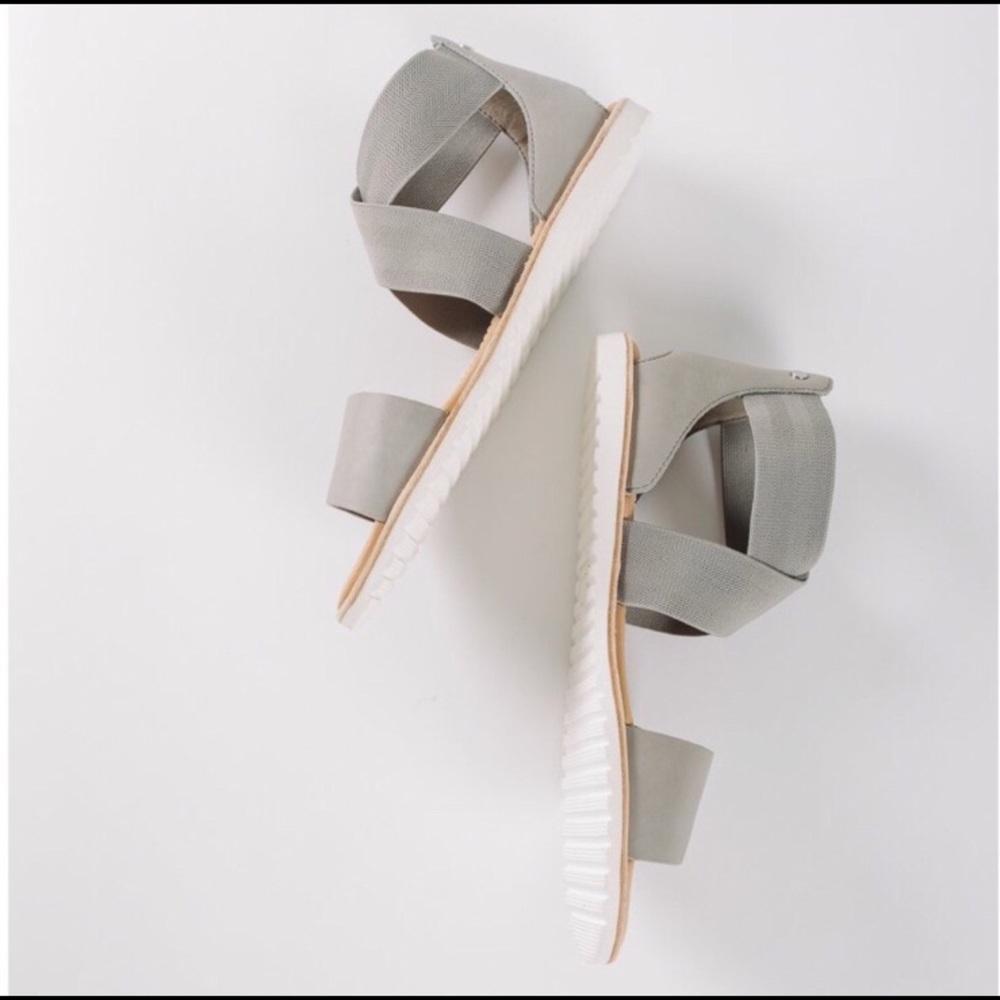 GUC Ella gray flat sandals - 6.5